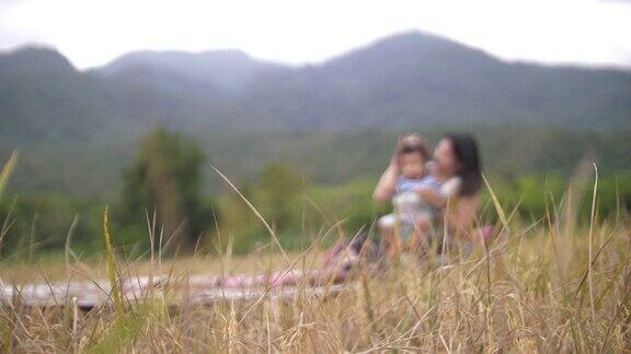 妈妈和婴儿在稻田里玩耍
