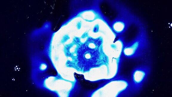 在太空医疗保健研究背景下通过显微镜看到的快速突变的蓝色细胞就像一颗星星