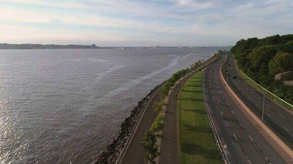 从空中俯瞰曼哈顿的布鲁克林哈德逊河和贝尔特公园路美国纽约人们和骑自行车的人在海岸公园的路上