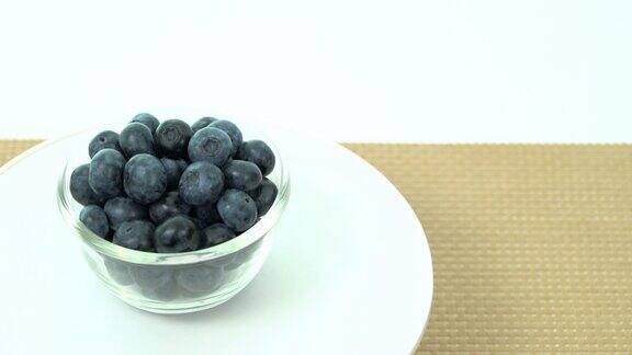 放下一碗新鲜的蓝莓一碗旋转不分级