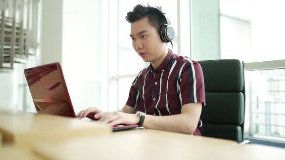 亚洲华人中年男子穿着时髦的休闲装在办公室工作