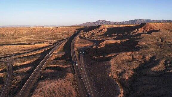 鸟瞰图之间的高速公路桌山附近的Mesquite内华达州美国在早春汽车和卡车很少来往无人机4K超高清视频与静态摄像头