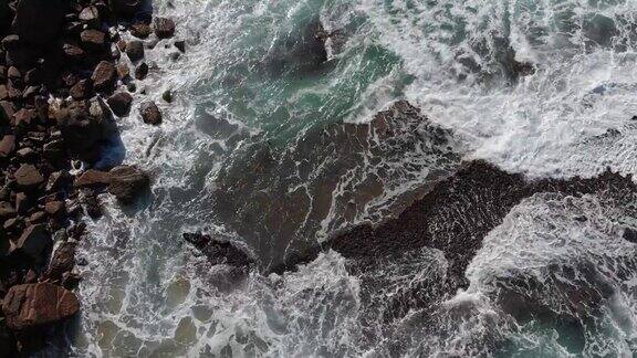 澳大利亚海浪撞击岩石海岸线的鸟瞰图