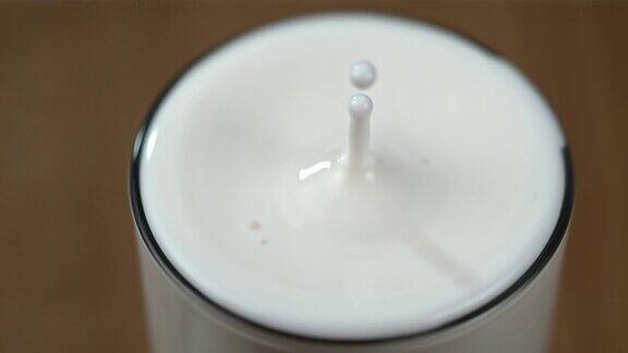 SLOMO一滴牛奶