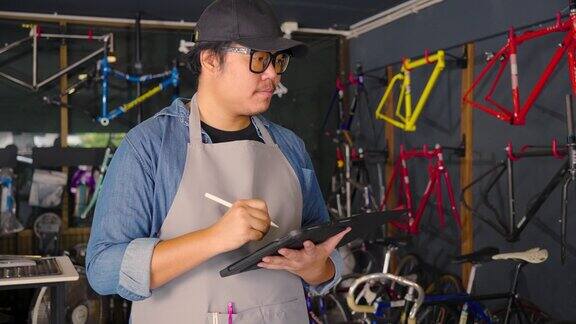 一个中年男子开了一家自行车店自行车店是城里的小生意
