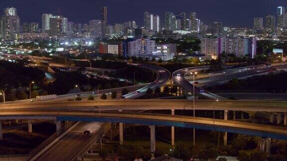 夜间鸟瞰图迈阿密设计区在大高架路口在北迈阿密佛罗里达无人机制作的b-roll镜头与平移轨道电影摄像机运动