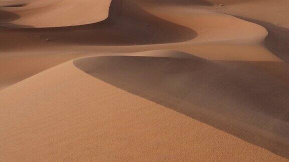 风大的沙漠沙丘景观在撒哈拉沙漠米哈米德ErgChigaga摩洛哥