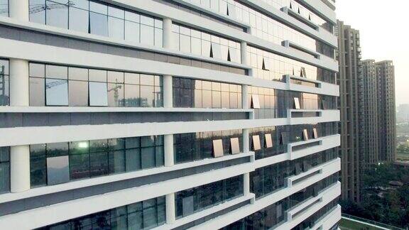 现代城市中玻璃幕墙的现代办公大楼