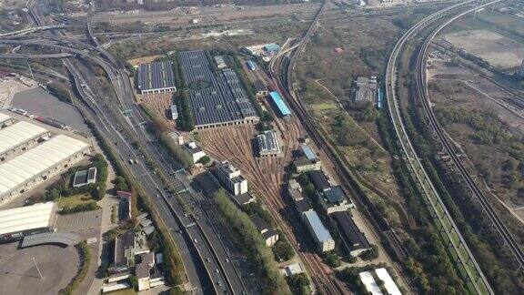 实时屋顶太阳能系统在上海太阳能电池板上的上海地铁站建筑屋顶鸟瞰图