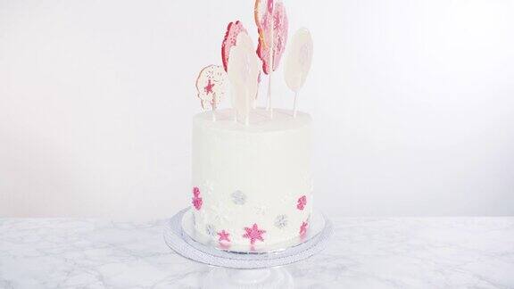 意大利奶油糖霜装饰的高圆蛋糕
