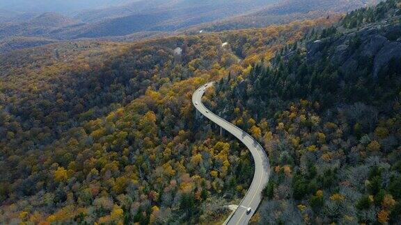 鸟瞰秋天蜿蜒的山路