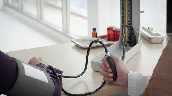 医生给病人测量血压