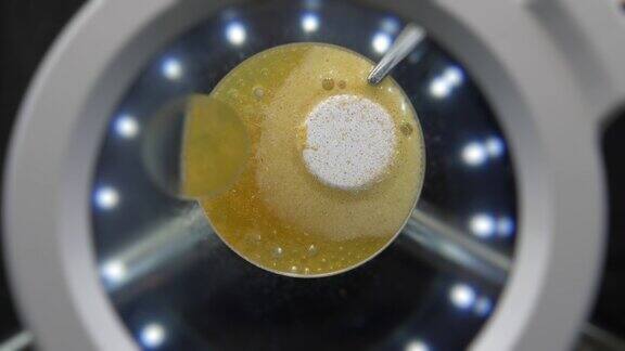 在显微镜下片剂溶解于液体中