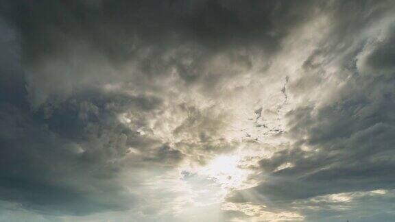 风暴云和乌云移动日落