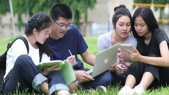 亚洲学生小组分享在校园草坪上工作的想法