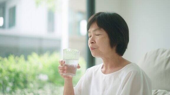 亚洲妇女喝水