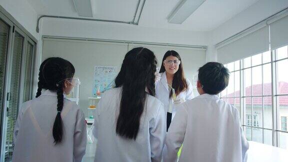 科学家老师在学校实验课上对小学生讲话