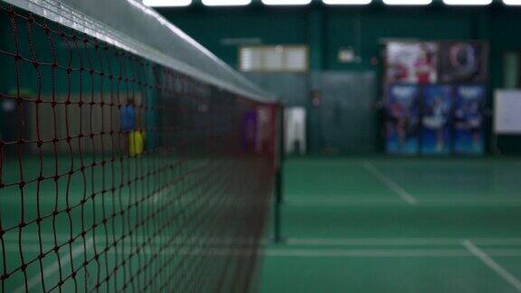 4k羽毛球网绿色羽毛球场体育娱乐健康生活锻炼室内活动慢镜头移动泛右挑战比赛运动员训练运动科学练习