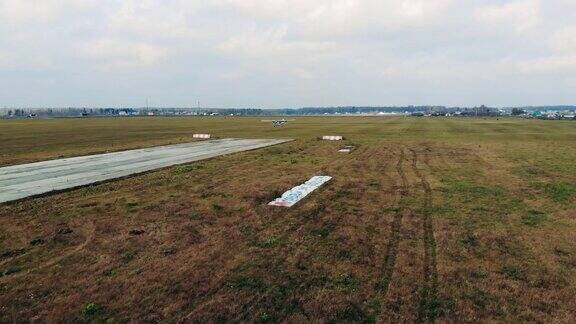 一架小飞机正在一条旧跑道上降落