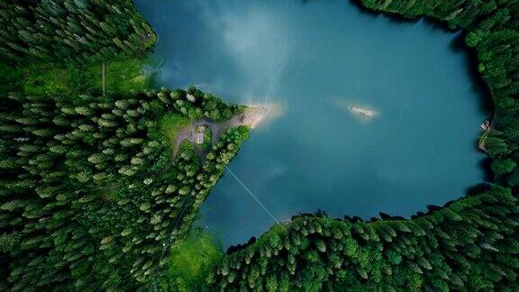 鸟瞰图的Synevir湖在喀尔巴阡山脉在乌克兰