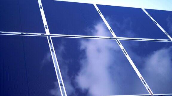 天空反射在一个矩形太阳能组件的表面上太阳能电池板的农场