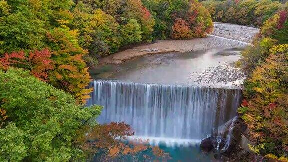 时光流逝:日本东北部岩手县八幡台市森野桥上的秋叶人造瀑布
