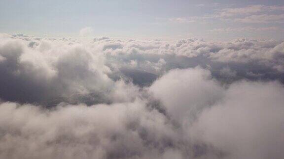 无人机穿越云层