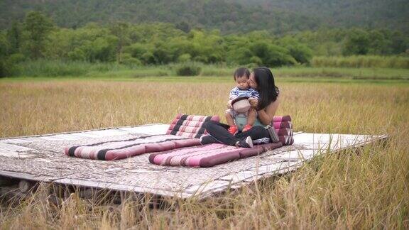妈妈和婴儿在稻田里玩耍