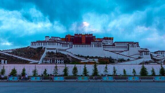 4K时间流逝电影日落场景与红绿灯布达拉宫中国西藏