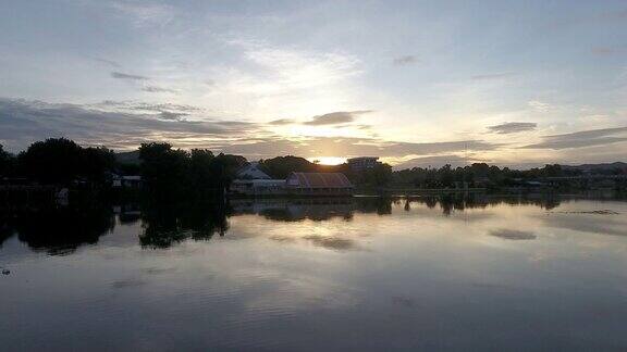 日出时飞越桂河