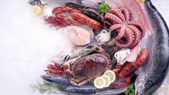俯视图:各种豪华新鲜海鲜龙虾鲑鱼鲭小龙虾虾章鱼贻贝和扇贝在冰背景与冰冻的冰烟新鲜冷冻海鲜冰和零售市场概念