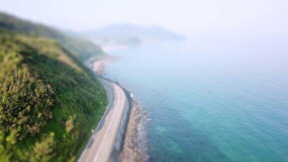 美丽的风景沿着海岸的道路和蓝色的海洋的微型伪造航拍镜头日本