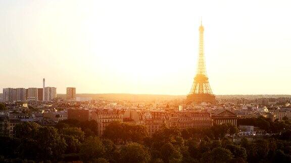 空中俯瞰埃菲尔铁塔在巴黎在4k慢镜头