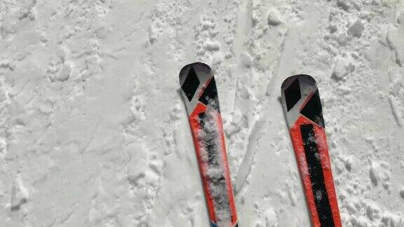 以上镜头的腿上滑雪滑行快速雪道