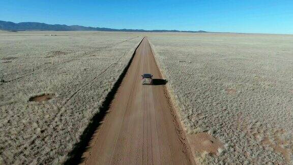 在荒凉的沙漠路上开车