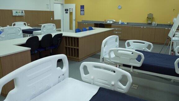 医学实践教室配有病床