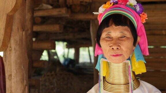 在泰国北部清莱附近的山丘部落村庄穿着传统服装和颈环的卡伦长脖子妇女