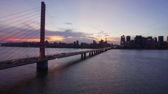 大桥连接城市与日落