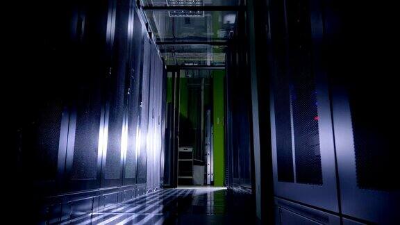 工作数据中心满是服务器机架