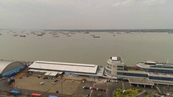 印尼爪哇泗水的货运和客运海港