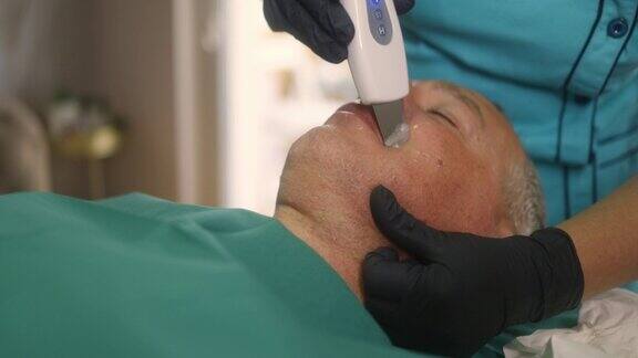 专业美容师提供超声波面部治疗