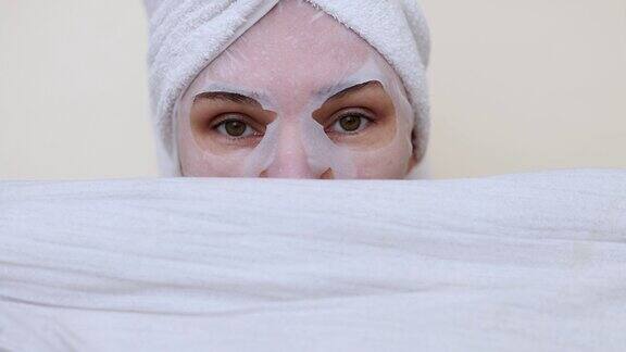 千禧一代的女性做面部手术敷眼罩
