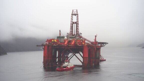 挪威狭窄峡湾的石油平台
