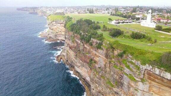 灯塔保护区的无人机航拍图显示麦格理灯塔位于新南威尔士州东悉尼Vaucluse风景优美的海岸悬崖顶部