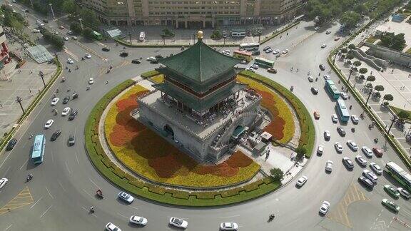 中国西安钟楼周围通勤者的航拍轨道照片
