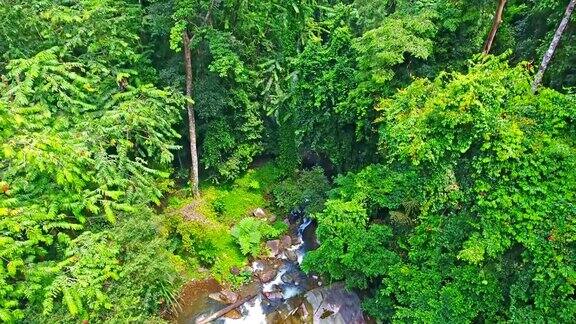 无人机拍摄了泰国南部的热带森林和瀑布