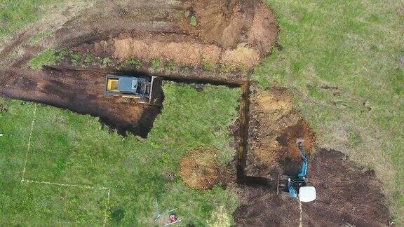 架空式挖掘机按标记上下挖掘房屋基坑
