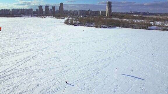 风筝滑雪在冬季-鸟瞰图