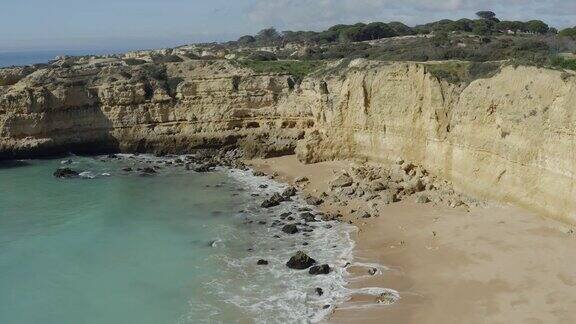 奇妙的空中俯瞰隐藏的沙滩岩石被悬崖包围