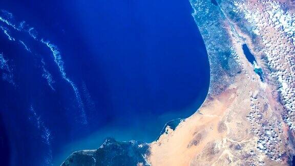 在国际空间站上飞越地球飞过沙漠从太空鸟瞰